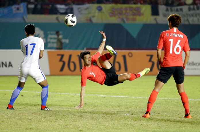 South Korea's Son Heung Min has a shot at goal Friday during their men's soccer match between South Korea and Malaysia at the 18th Asian Games at Si Jalak Harupat Stadium in Bandung, Indonesia. Photo: Achmad Ibrahim / Associated Press