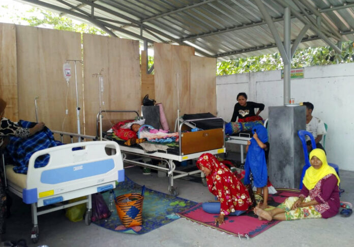 Patients are treated outside a hospital on Monday, Aug. 20, 2018 following an earthquake on Lombok island, Indonesia. Photo: Fauzy Chaniago/ Associated Press