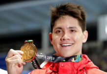 Singapore’s Schooling Ends Golden Streak for China and Japan Singapore's Joseph Schooling holds up his gold medal up for photographers after winning the men's 100m butterfly final Wednesday during the swimming competition at the 18th Asian Games in Jakarta, Indonesia. Photo: Lee Jin-man / Associated Press