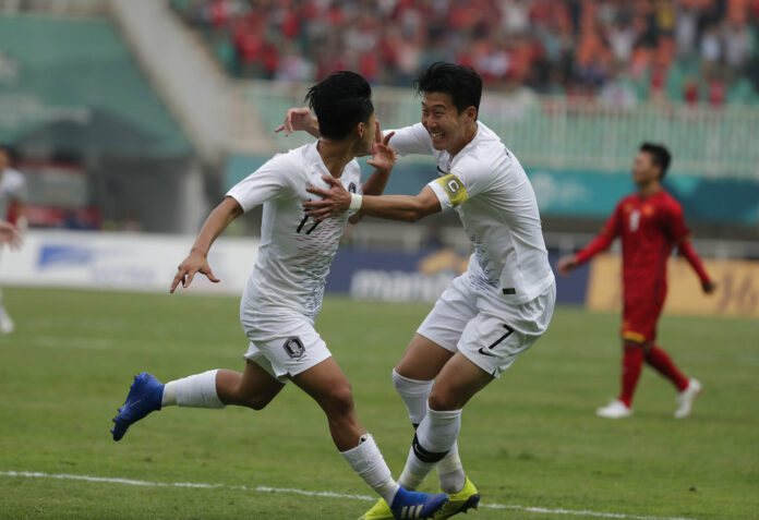 South Korea's Lee Seung-woo, left, celebrates his goal with teammate Son Heung-min Wednesday after scoring during their men's semifinal soccer match against Vietnam at the 18th Asian Games in Bogor, West Java, Indonesia. Photo: Lee Jin-man / Associated Press