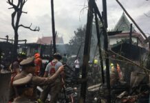 Fast-Moving Fire Torches Bangkok Community Police and firemen inspect the scene of a fire Friday morning that destroyed 16 homes in Bangkok's western district of Bangkok Yai.