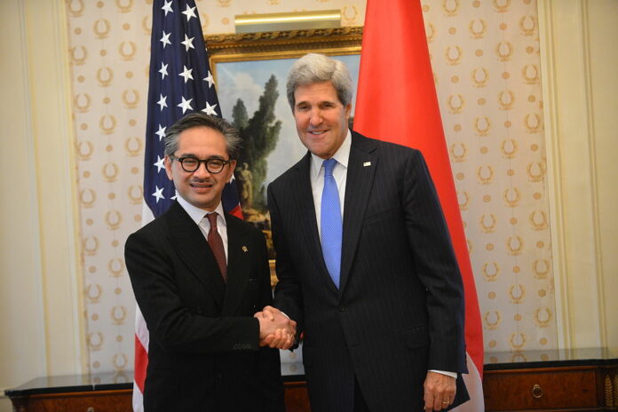 Former Indonesian Foreign Minister Marty Natalegawa, left, meets his American counterpart John Kerry in 2013 in New York. Photo: U.S. Department of State / Wikimedia Commons