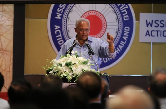 Suthep Thaugsuban speaks at Sunday party meeting.