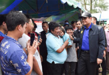 Prayuth Splashes Out in Chumphon, Still Denies He’s Campaigning Prime Minister Gen. Prayuth Chan-ocha on Tuesday visits people in Chumphon province.