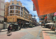 Khaosan Goes Quiet After Police Ignore New City Rules Khaosan Road sidewalks were clear of vendors Aug. 2 as new regulations were put on hold. Photo: Matichon