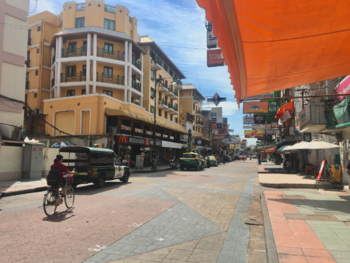 Khaosan Road sidewalks were clear of vendors Aug. 2 as new regulations were put on hold. Photo: Matichon Khaosan Road sidewalks were clear of vendors Aug. 2 as new regulations were put on hold. Photo: Matichon