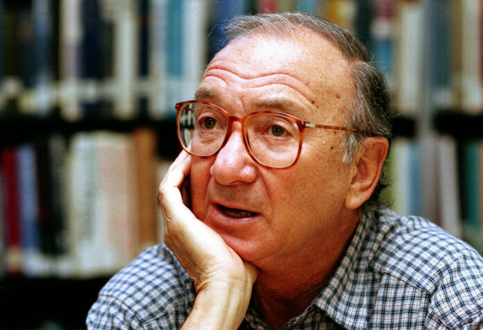American playwright Neil Simon answers questions during an interview in Seattle, Washington. Photo: Gary Stuart / Associated Press