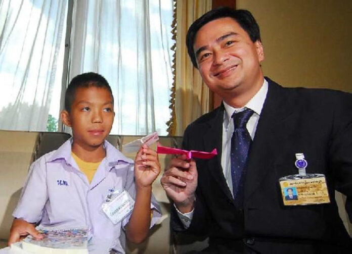 Mong Thongdee, then 12, with Abhisit Vejjajiva in 2009.