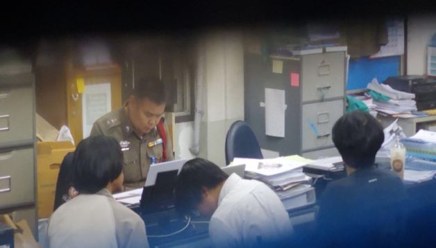 Thewarit Buasiri, Anant Jub-akart and Samart Sukhontha turn themselves in July 20 at Thung Maha Mek Police Station. Photo: JS100
