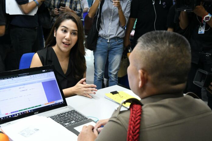 Actor Tarinda Kanasoot filed complaints with police Wednesday over a crane that collapsed near her house in Silom. Actor Tarinda Kanasoot filed complaints with police Wednesday over a crane that collapsed near her house in Silom.