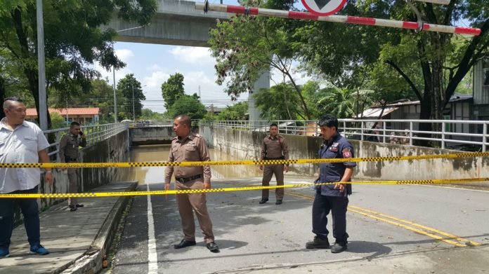 Police investigate a fully flooded underpass in Bangkok’s Prawet district Sep. 6 where a woman drowned the night before. Police investigate a fully flooded underpass in Bangkok’s Prawet district Sep. 6 where a woman drowned the night before.