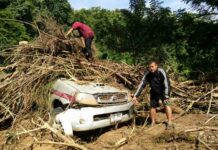 Typhoon Mangkhut Storms Kingdom (Photos) A Mae Hong Son police truck was swept away 400 meters by a flash flood on Sunday.