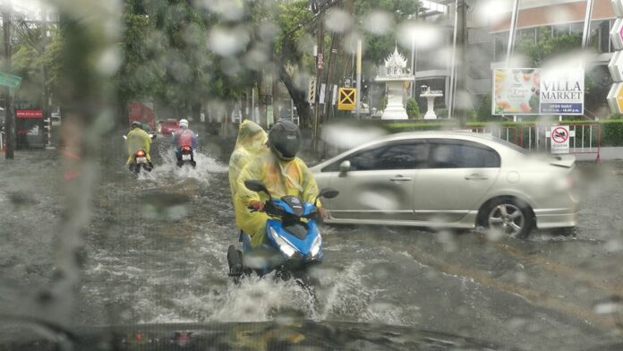 Flooding on Soi Sukhumvit 26 near the K Village mall Monday morning in the Khlong Toei district. Photo: Thun K Mungwattana / Facebook