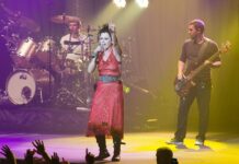 Inquest: Cranberries Singer O’Riordan Drowned After Drinking Cranberries singer Dolores O'Riordan, center, sings in 2010 during a concert in Paris, France. Photo: Poudou99 / Wikimedia Commons