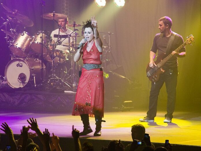 Cranberries singer Dolores O'Riordan, center, sings in 2010 during a concert in Paris, France. Photo: Poudou99 / Wikimedia Commons