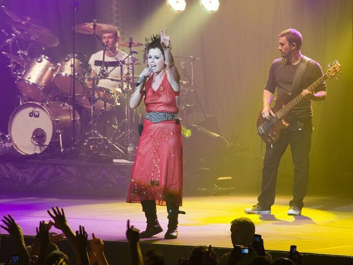 Cranberries singer Dolores O'Riordan, center, sings in 2010 during a concert in Paris, France. Photo: Poudou99 / Wikimedia Commons Cranberries singer Dolores O'Riordan, center, sings in 2010 during a concert in Paris, France. Photo: Poudou99 / Wikimedia Commons