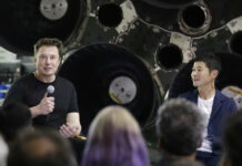 1st Private Moon Flight Passenger to Invite Creative Guests SpaceX founder and chief executive Elon Musk, left, announces Japanese billionaire Yusaku Maezawa, right, as the first private passenger on a trip around the moon, Monday, Sept. 17, 2018, in Hawthorne, California. Photo: Chris Carlson / Associated Press