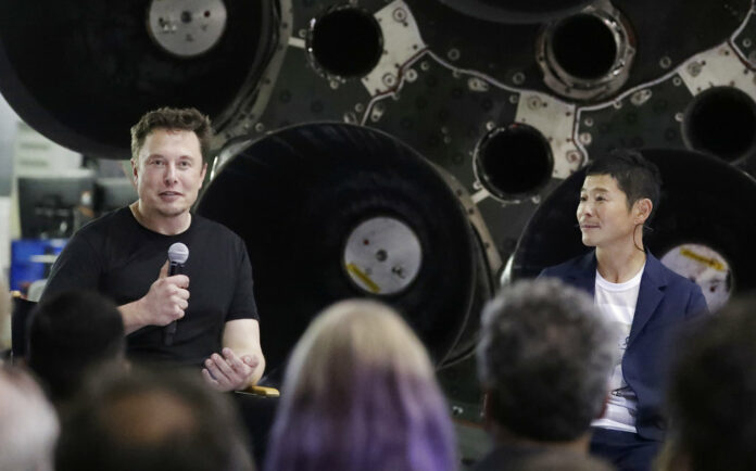 2qwawsa SpaceX founder and chief executive Elon Musk, left, announces Japanese billionaire Yusaku Maezawa, right, as the first private passenger on a trip around the moon, Monday, Sept. 17, 2018, in Hawthorne, California. Photo: Chris Carlson / Associated Press