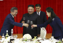 Kim Promises to Visit Seoul ‘in Near Future’ South Korean President Moon Jae-in, left, toasts with North Korean leader Kim Jong-un and his wife Ri Sol Ju during a welcome banquet Tuesday in Pyongyang, North Korea. Photo: Associated Press