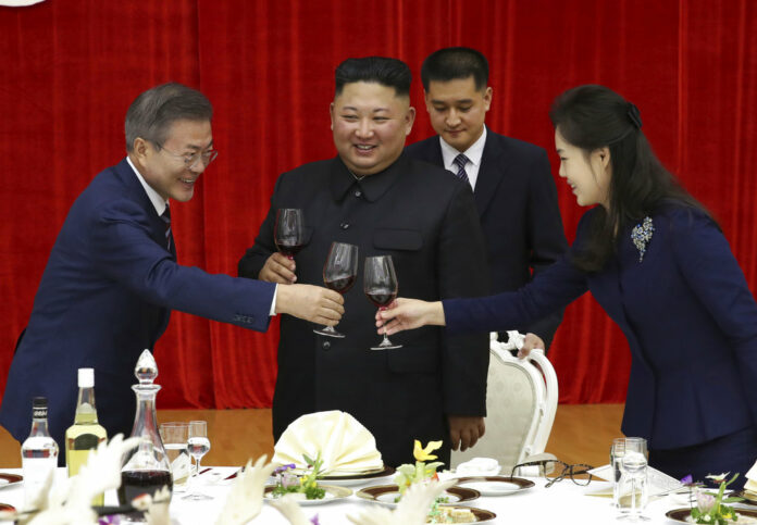 South Korean President Moon Jae-in, left, toasts with North Korean leader Kim Jong-un and his wife Ri Sol Ju during a welcome banquet Tuesday in Pyongyang, North Korea. Photo: Associated Press
