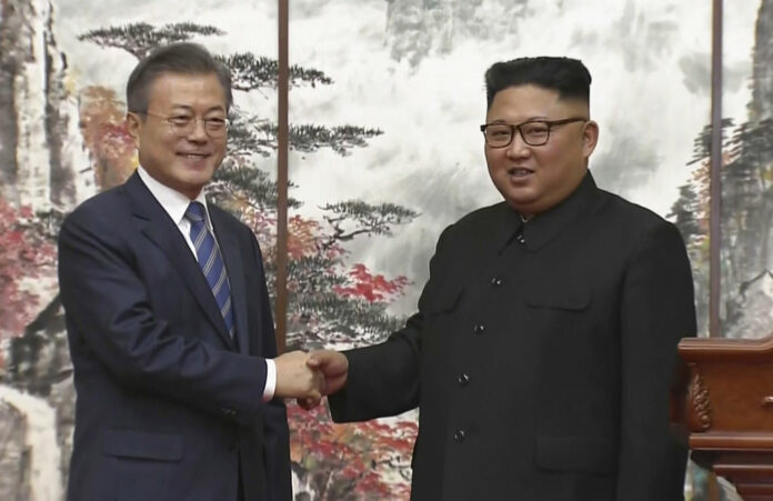 North Korean leader Kim Jong Un, right, and South Korean President Moon Jae-in shake hands at the end of their joint press conference Wednesday in Pyongyang, North Korea. Photo: Associated Press