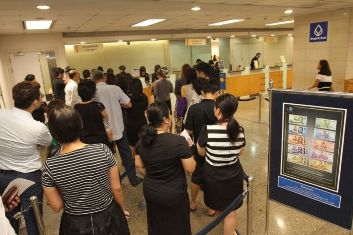 People line up at a bank in Bangkok to buy commemorative banknotes in memory of King Rama IX in September 2017.