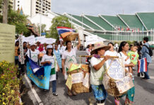 Unswayed by Protest, City Hall Vows to Evict More Street Sellers Sellers take to the streets to take back the streets for vending Tuesday at the Government House in Bangkok.