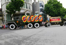 People Line Streets of Hanoi to Mourn President Quang An army officer salutes as a flag-draped coffin of late President Tran Dai Quang passes on a truck-drawn artillery carriage Thursday in Hanoi. Photo: Tran Van Minh / Associated Press