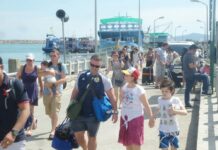Koh Samet Says No More Plastic Bags or Styrofoam on Island A file photo of tourists arriving on Koh Samet.