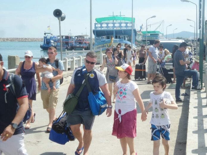 A file photo of tourists arriving on Koh Samet.