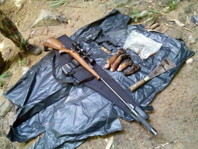 A machete, hunting gears discovered along with four bearcat paws Oct. 7 at Sai Yok National Park, Kanchanaburi province. A machete, hunting gears discovered along with four bearcat paws Oct. 7 at Sai Yok National Park, Kanchanaburi province.