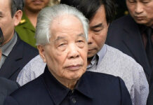 Do Muoi, Former Vietnam Communist Party Chief, Dead at 101 Former Communist Party Secretary General Do Muoi, front center, is helped to walk to pay respects to late Gen. Vo Nguyen Giap at the National Funeral House in 2013 in Hanoi, Vietnam. Photo: Hoang Dinh Nam / Associated Press