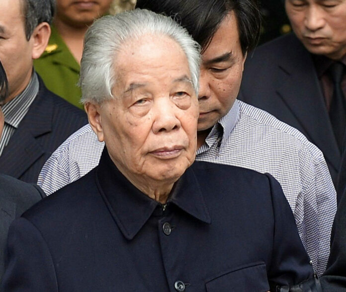 Former Communist Party Secretary General Do Muoi, front center, is helped to walk to pay respects to late Gen. Vo Nguyen Giap at the National Funeral House in 2013 in Hanoi, Vietnam. Photo: Hoang Dinh Nam / Associated Press