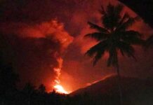 Volcano Erupts on Same Indonesian Island as Earlier Quake Plumes of volcanic ash rise out of Mount Soputan, Wednesday, Oct. 3, 2018, from the village of Tombatu, North Sulawesi, Indonesia. Photo: Yehezkiel Dondokambey / Associated Press