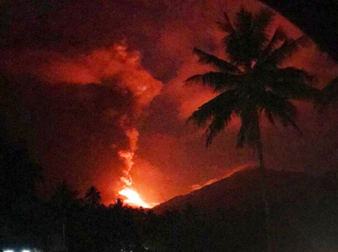 Plumes of volcanic ash rise out of Mount Soputan, Wednesday, Oct. 3, 2018, from the village of Tombatu, North Sulawesi, Indonesia. Photo: Yehezkiel Dondokambey / Associated Press