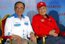 Malaysian PM Rallies for Successor, Former Foe Anwar Malaysia's Prime Minister Mahathir Mohamad, right, sits next to Malaysia's reform icon Anwar Ibrahim during a Monday rally in Port Dickson. Photo: Vincent Thian / Associated Press