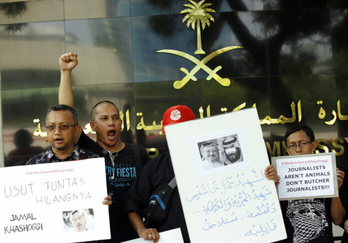 A dozen of Indonesian journalists hold posters with photos of Saudi writer Jamal Khashoggi during a protest outside Saudi Arabian Embassy in Jakarta, Indonesia, Friday, Oct. 19, 2018. Photo: Achmad Ibrahim / Associated Press