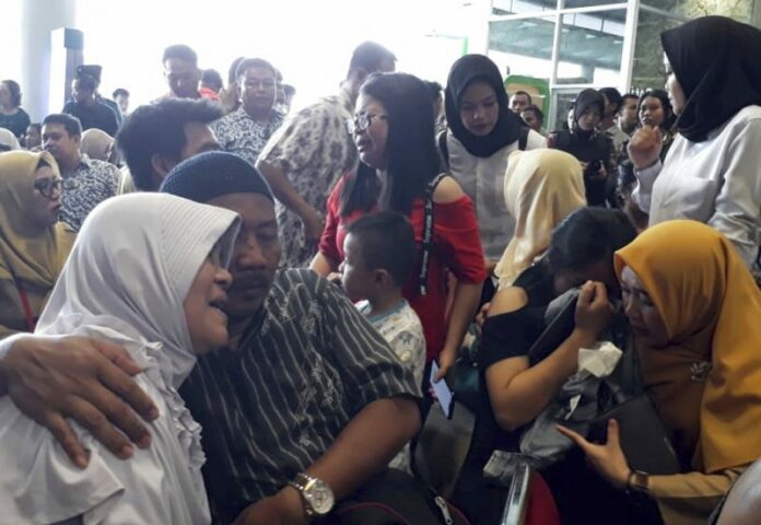 Relatives of passengers comfort each other as they wait for news on a Lion Air plane that crashed off Java Island at Depati Amir Airport in Pangkal Pinang, Indonesia Monday, Oct. 29, 2018. Photo: Associated Press