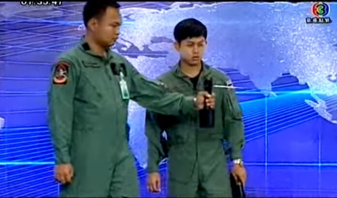 Two soldiers demonstrate use of GT200 bomb detector on live TV in 2010. Image: Channel 3