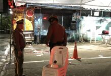 Bangkok Gunfight Kills Tourist Near Mall Police officers Sunday night at the shooting scene near a shopping mall central Bangkok.