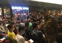 Hundreds of Foreigners Arrested in Record Raids Maj. Gen. Surachet Hakpan, right, at a Friday press briefing with foreigners arrested from across country.