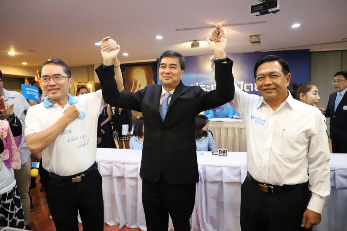 Democrat Party leadership election contenders Warong Dechgitvigrom, Abhisit Vejjajiva and Alongkorn Pollabutr pose for photos on Oct. 8, 2018. Democrat Party leadership election contenders Warong Dechgitvigrom, Abhisit Vejjajiva and Alongkorn Pollabutr pose for photos on Oct. 8, 2018.