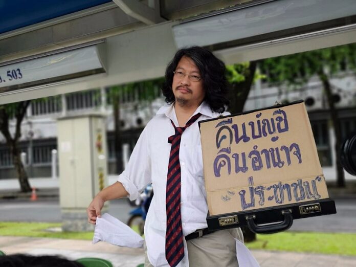 Sombat Boonngam-anong protests Friday at Government House. Sombat Boonngam-anong protests Friday at Government House.