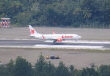 Boeing’s Newest Plane Becomes its Biggest Headache A Lion Air Boeing 737 Max 8 lands in January in Papua province, Indonesia. Image: Raja Video Id / YouTube