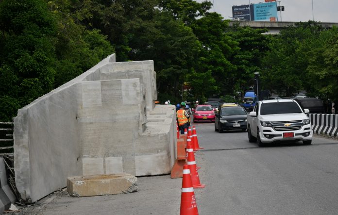The slab blocking a traffic lane on Ratchavipha flyover Monday morning