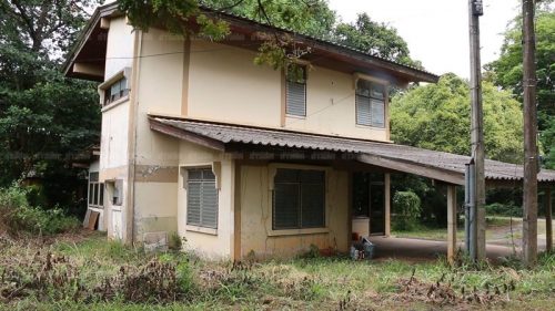 A doctor at Srinagarind Hospital lived in this dilapidated home in Khon Kaen province that was burglarized for his expensive medical equipment in August.