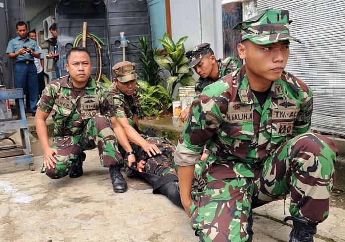 Indonesian sailors participate in a mass casualty training scenario as part of the Cooperation Afloat Readiness and Training (CARAT) in 2013 in Jakarta, Indonesia. Photo: Joshua T. Rodriguez / Wikimedia Commons