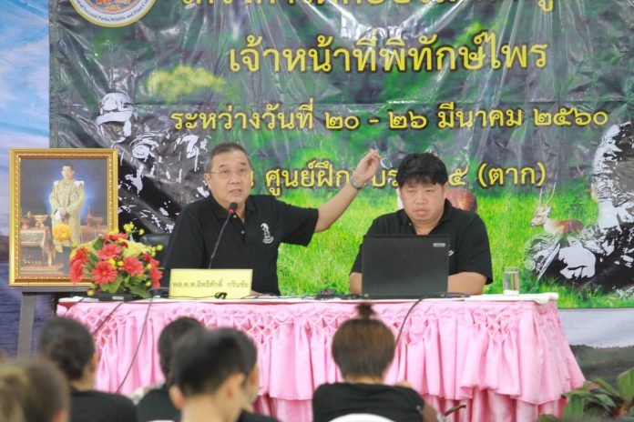 Police Lt. Gen. Itthisak Krinchai, left, lectures recruits about VIP protection in March 2017 / ศูนย์ฝึกอบรม ตาก