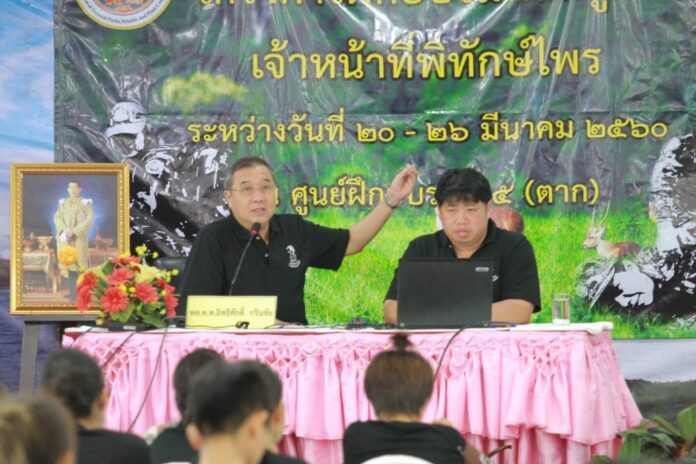Police Lt. Gen. Itthisak Krinchai, left, lectures recruits about VIP protection in March 2017 / ศูนย์ฝึกอบรม ตาก