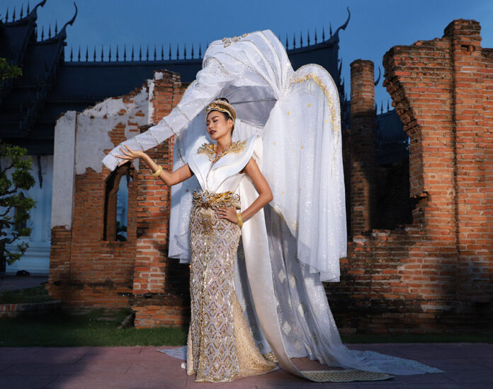 Sophida ‘Ning’ Kanchanarin unveils her national costume Monday evening at Ancient City. Sophida ‘Ning’ Kanchanarin unveils her national costume Monday evening at Ancient City.